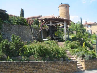 Oingt plus beau village la tour et le pressoir a perroquet routes touristiques du rhone guide du tourisme rhone alpes