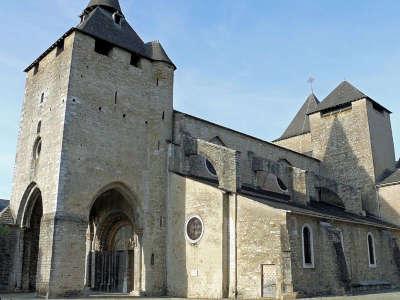 Oloron sainte marie cathedrale sainte marie d oloron le clocher porche et la facade sud route touristique des pyrenees atlantiques guide touristique de l aquitaine