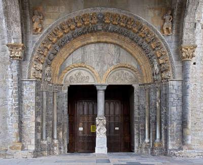 Oloron sainte marie portail de la cathedrale sainte marie d oloron route touristique des pyrenees atlantiques guide touristique de l aquitaine