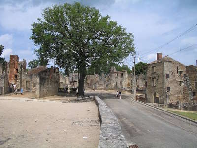 Oradour sur glane village martyr la rue principale routes touristiques de la haute vienne guide du tourisme du limousin