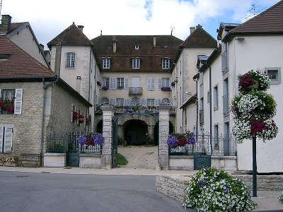 Orgelet cite de caractere de bourgogne hotel particulier de francois babey routes touristiques du jura guide du tourisme de franche comte