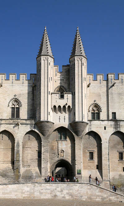 Palais des papes avignon facade routes touristiques du vaucluse guide du tourisme de provence alpes cote d azur