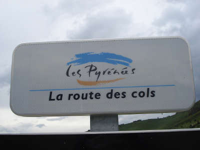 Panneaux de la route des cols des pyrenees