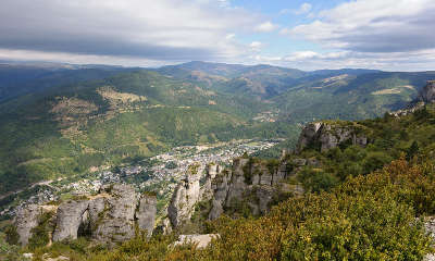 Panorama sur les cevennes vues du causse mejean florac et la vallee de la mimente guide du tourisme du languedoc rousssillon