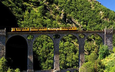 Parc naturel regional des pyrenees catalanes le train jaune les routes touristiques des pyrenees orientale guide du tourisme occidanie