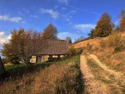 Parc naturel regional du livradois forez buron des supeyres routes touristiques de la loire guide touristique de rhone alpes