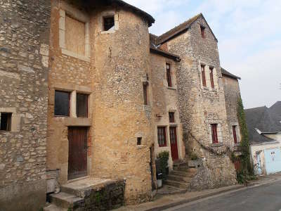 Parce sur sarthe petite cite de caractere la maison a tour ronde et carree dite maison perottin routes touristiques de la sarthe guide du tourisme pays de la loire