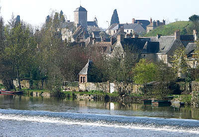 Parce sur sarthe petite cite de caractere vue sur le village routes touristiques de la sarthe guide du tourisme pays de la loire