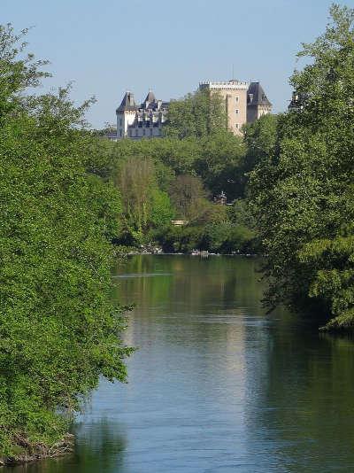 Pau le chateau et le gave depuis gelos route touristique des pyrenees atlantiques guide touristique de l aquitaine