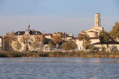 Pauillac vue depuis l estuaire de la gironde route touristique de la gironde guide touristique de l aquitaine