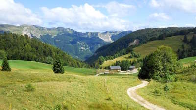 Paysage de la routes du comte jura franche comte affinage