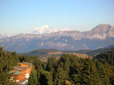 Paysage depuis le revard vers l est le mont blanc emergeant derriere la montagne du charbon et le trelod guide touristique de la savoie rhone alpes