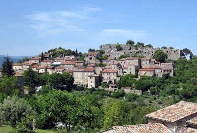 Payzac vue sur le village routes touristiques de l ardeche guide du tourisme rhone alpes