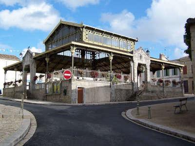 Pellegrue la halle route touristique de la gironde guide touristique de l aquitaine