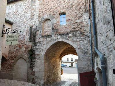 Penne d agenais porte de la cite medievale routes touristiques du lot et garonne guide du tourisme d aquitaine