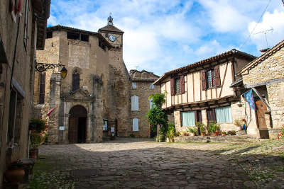 Penne la place de la bastide routes touristiques du tarn guide du tourisme de l occitanie