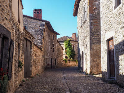 Perouges plus beau village ruelle routes touristiques de ain guide du tourisme de rhone alpes