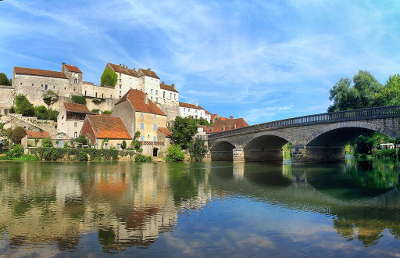 Pesmes vue depuis l ognon plus beaux villages de france routes touristiques de hautes saone guide touristique franche comte