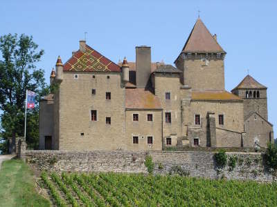 Pierreclos le chateau et l eglise routes touristiques en saone et loire guide du tourisme en bourgogne