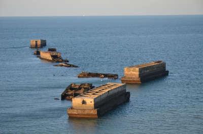 Plages du debarquement port artificiel d arromanche routes touristiques du calvados guide touristique de normandie