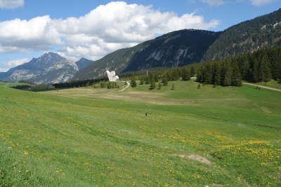 Plateau des glieres monument des glieres routes touristiques de haute savoie guide du tourisme de rhone alpes