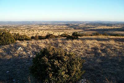 Plateau du larzac parc naturel regional des grands causses guide du tourisme de l aveyron midi pyrenees