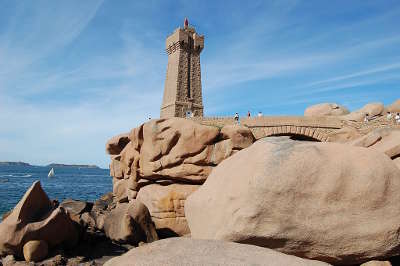 Ploumanach phare de ploumanac h routes touristiques dans les cotes d armor guide du tourisme en bretagne