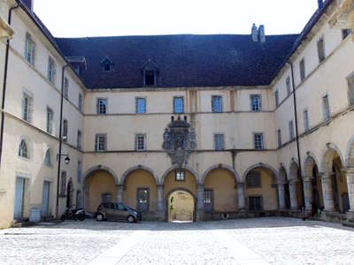 Poligny couvent des ursulines route des vins du jura guide du tourisme du jura