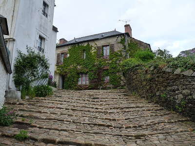 Pont croix grande rue chere petite cite de caractere routes touristiques dans le finistere guide du tourisme en bretagne