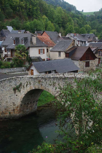 Pont du xiiie siecle enjambant le lez aux bordes sur lez route des cols des pyrenees guide touristique de l ariege