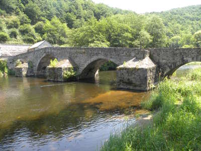 Pont roman route touristique des gorges de la sioule routes touristiques du puy de dome guide touristique auvergne