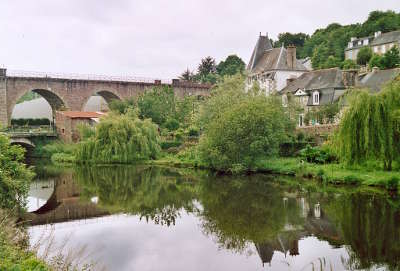 Pontrieux le viaduc du chemin de fer petite cite de caractere routes touristiques dans les cotes d armor guide du tourisme en bretagne