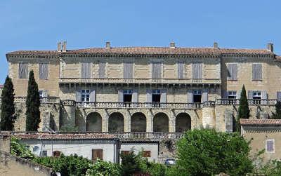 Poudenas facade du chateau routes touristiques du lot et garonne guide du tourisme d aquitaine