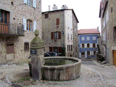 Pradelles fontaine du melon plus beaux villages de france routes touristiques de haute loire guide touristique auvergne