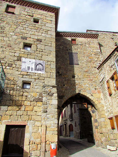 Pradelles porte du besset portail sud de la citadelle plus beaux villages de france routes touristiques de haute loire guide touristique auvergne