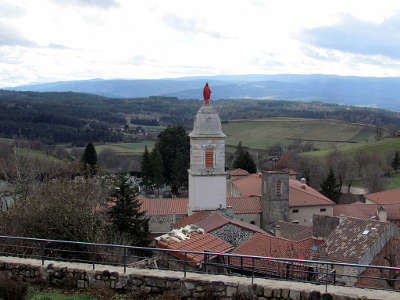 Pradelles vue sur la chapelle notre dame a la vierge rouge plus beaux villages de france routes touristiques de haute loire guide touristique auvergne