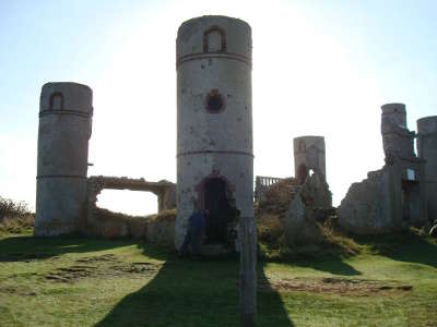 Presqu ile de crozon les ruines du manoir de coecilian qui fut habite par le poete saint pol roux routes touristiques dans le finistere guide du tourisme e