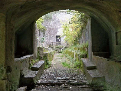 Prieure de carluc partie couverte de la galerie avec son enfilade de tombe rupestre routes touristique des alpes de haute provence guide du tourisme provence alpes co