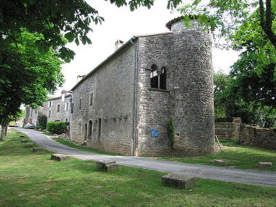 Puycelsi plus beau village chateau des capitaines gouverneurs routes touristiques du tarn guide du tourisme midi pyrenees