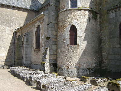 Quarre les tombes la tour de l eglise avec quelques sarcophages routes touristiques dans l yonne guide du tourisme en bourgogne