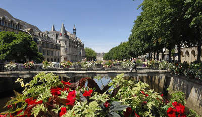 Quimper ville d art et d histoire pont fleuri routes touristiques dans le finistere guide du tourisme en bretagne