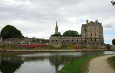 Quintin le chateaux petite cite de caractere routes touristiques dans les cotes d armor guide du tourisme en bretagne