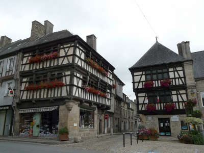 Quintin vieilles maisons petite cite de caractere routes touristiques dans les cotes d armor guide du tourisme en bretagne