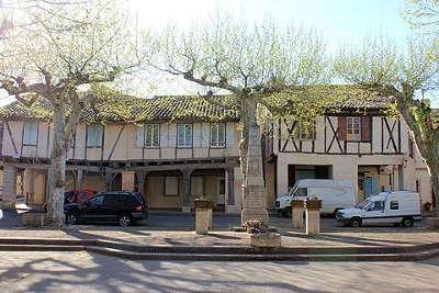 Realville place des arcades routes touristiques du tarn et garonne guide du tourisme du midi pyrenees