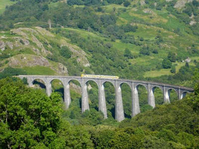 Riom es montagnes le gentiane express sur le viaduc route des monts du cantal routes touristiques du cantal guide touristique auvergne