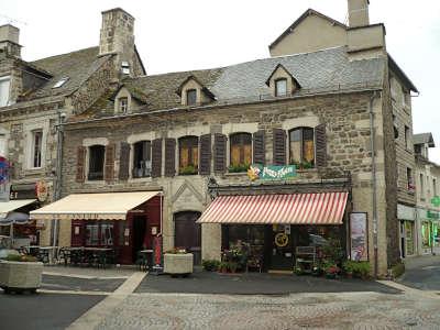 Riom es montagnes maisons dans le centre routes touristiques du cantal guide touristique de l auvergne