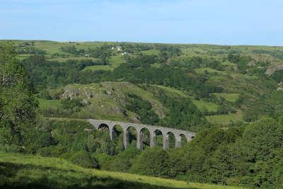 Riom es montagnes viaduc de barajol routes touristiques du cantal guide touristique de l auvergne