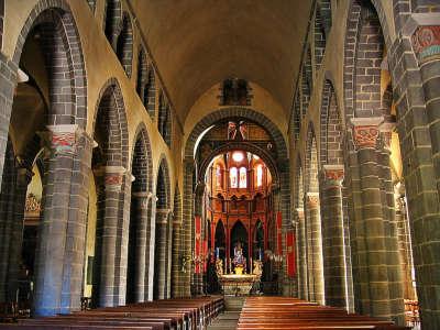 Riom ville d art et d histoire basilique saint amable interieur routes touristiques du puy de dome guide touristique de l auvergne