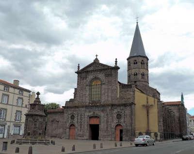 Riom ville d art et d histoire basilique saint amable routes touristiques du puy de dome guide touristique de l auvergne