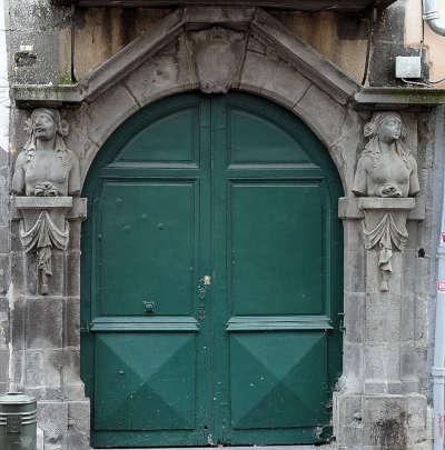 Riom ville d art et d histoire hotel valette de rochevend routes touristiques du puy de dome guide touristique de l auvergne